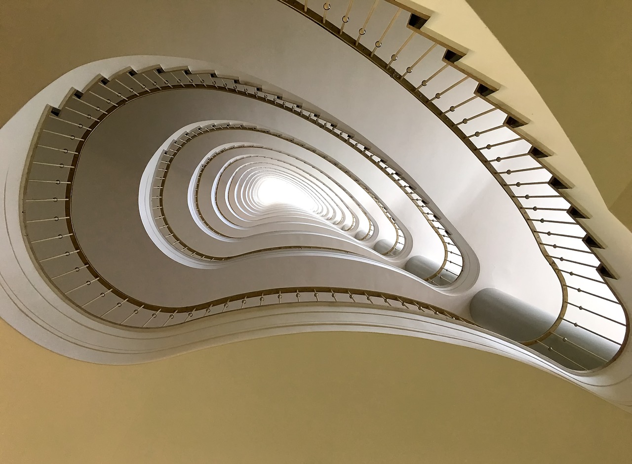 Projekty schodów w stylu industrialnym: Nowoczesność spotyka surowość