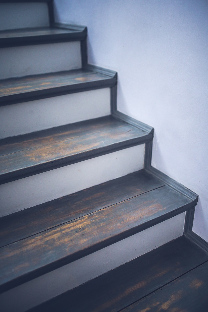 Rozwiązania dla schodów na małe powierzchnie: Optymalne wykorzystanie miejsca